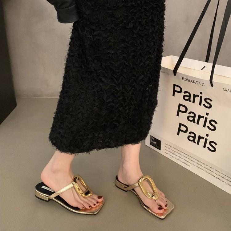 Нишевые металлические квадратные пряжки, тапочки для ног, женская летняя обувь 2025, новые повседневные шлепанцы на плоской подошве с квадратным носком, холодные тапочки