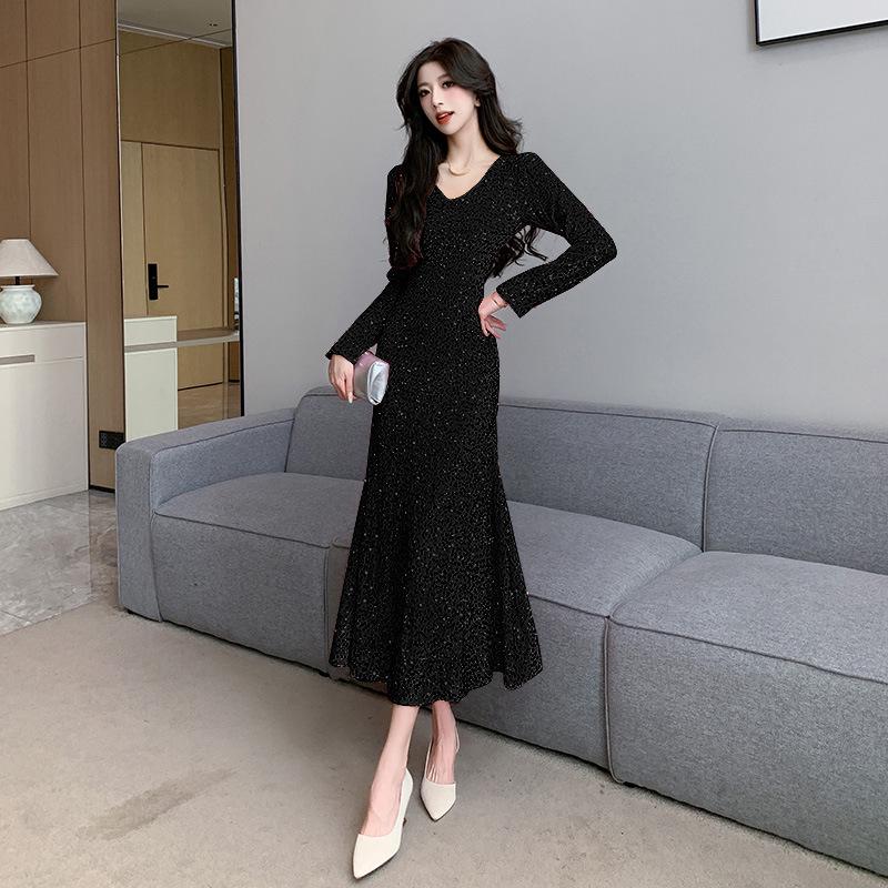 Женское платье-рыбий хвост с V-образным вырезом и длинными рукавами, расшитое пайетками (Коллекция осень/зима 2024)