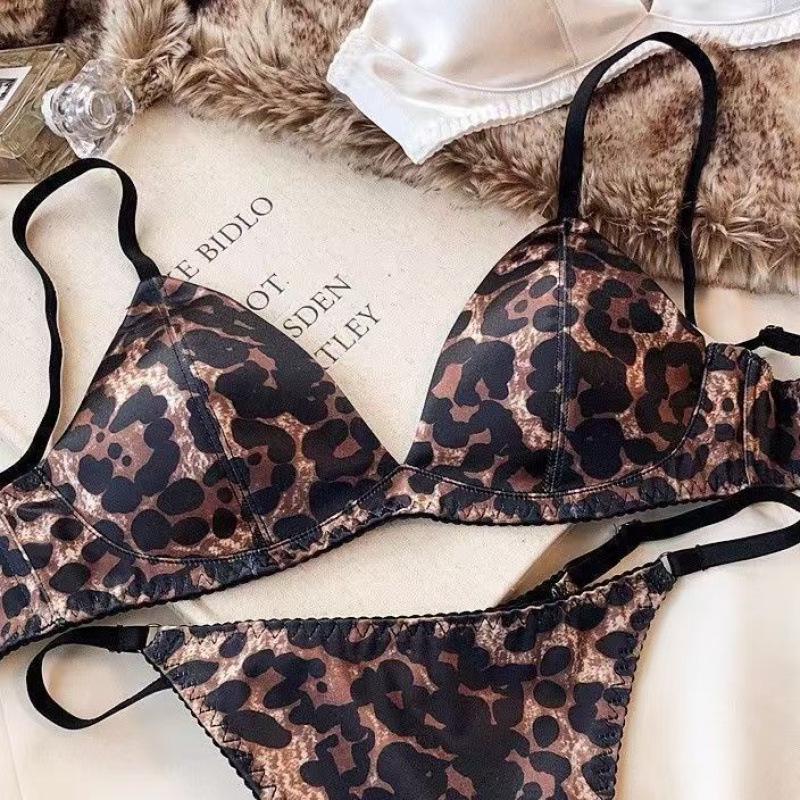 Европейский и американский комплект бюстгальтера с треугольными чашками из французского сатина и трусиков Т-образной формы - Сексуальный, беспроводной, удобный