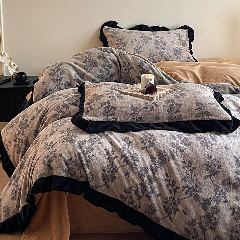 G5Z Постельное белье из молочного велюра и кружева: Утолщенный четырехсекционный комплект из фланели и кораллового флиса, двусторонний, с пододеяльником.