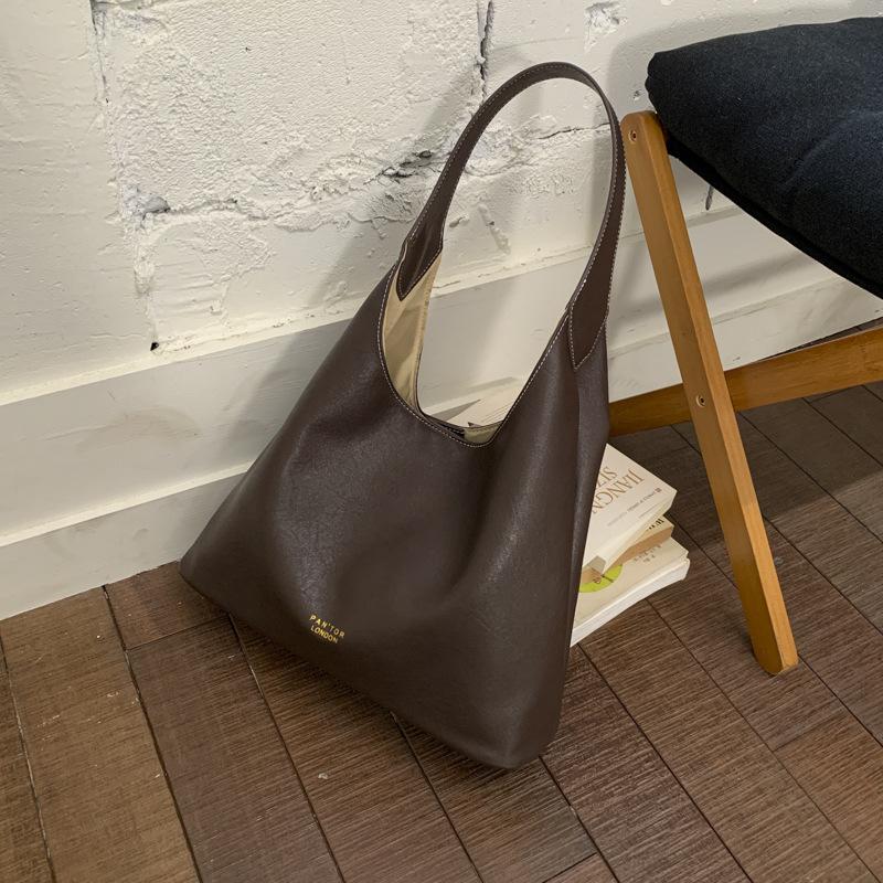 Ретро сумка женская большой вместимости 2025 новая осень и зима простая универсальная сумка через плечо премиальная текстура сумка-тоут для поездок