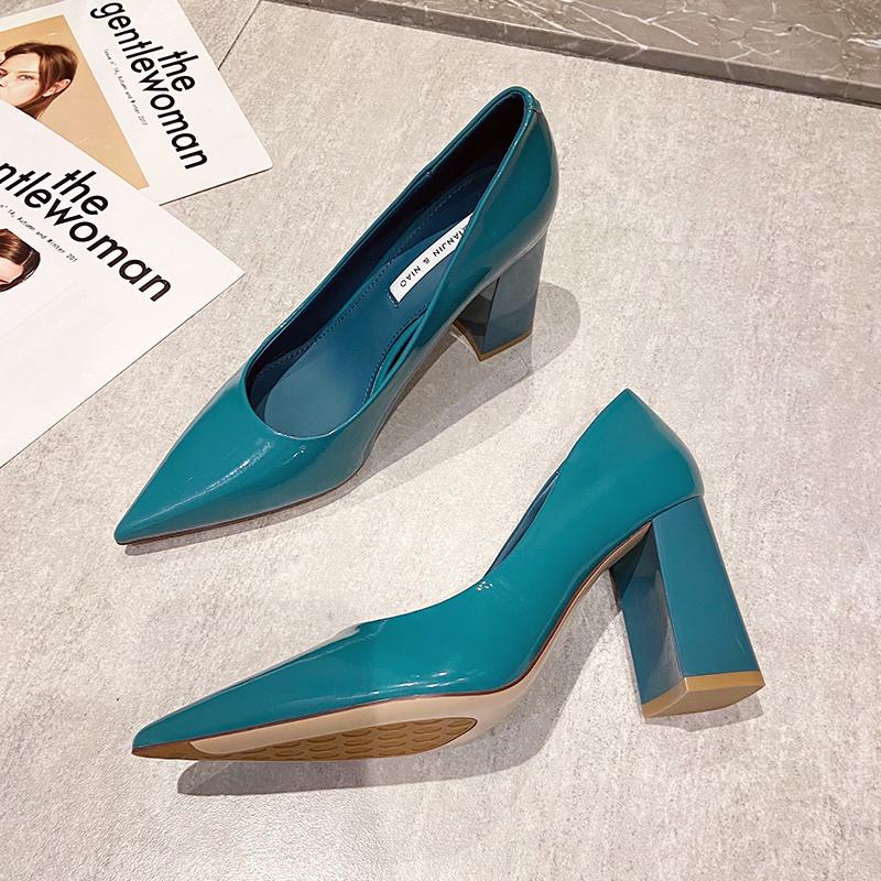 Новые стильные женские туфли из лакированной кожи, туфли на толстом каблуке, высокие каблуки, женские темпераментные туфли с острым носком, неглубокие сексуальные свадебные каблуки
