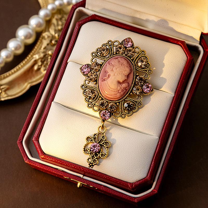 "Exquisite Medieval Palace-Style Brooch: Hollow Design with Inlaid Diamonds for Women"