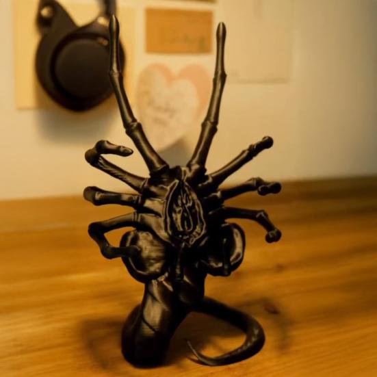 Alien Facehugger Phone Stand 3D Printed 18cm Sci-Fi Decor Figure Stable Dock for Hands-Free Viewing Unique Gift for Alien Fans And Enthusiasts