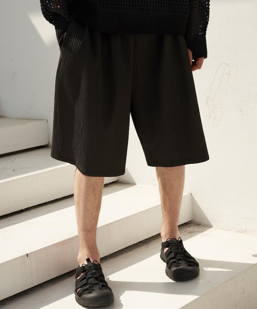 TENER Pleated Bermuda Shorts (Black)