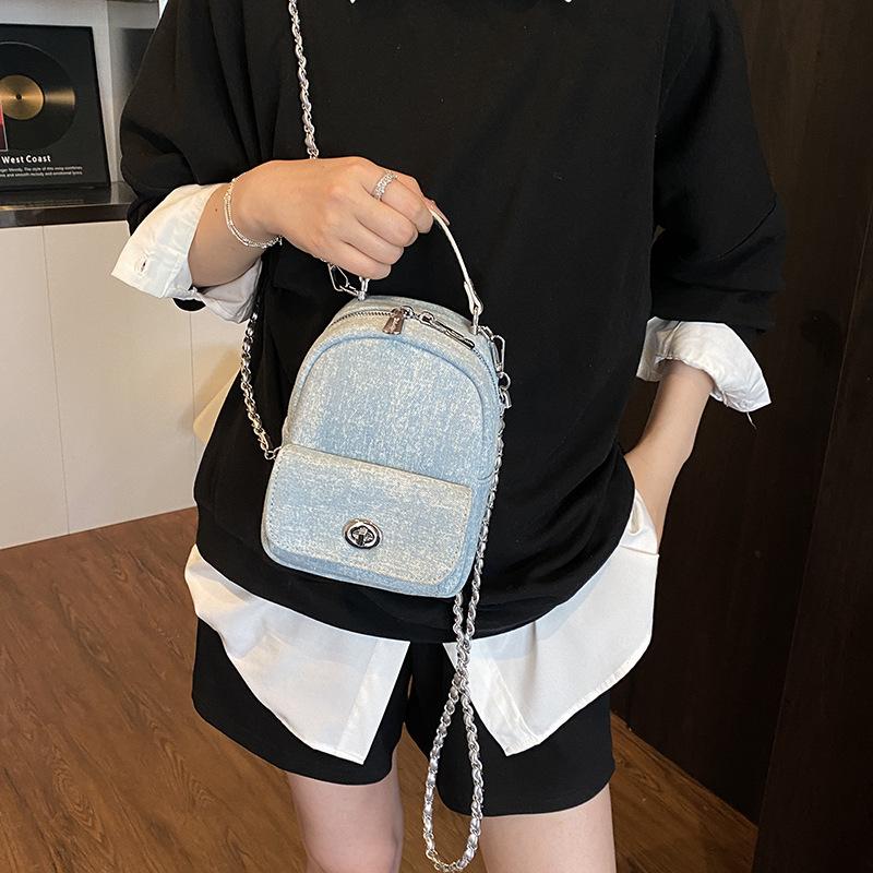 Новый джинсово-синий мини портативный рюкзак женский 2025 весна и лето цепочка простой контрастный цвет замок модный маленький рюкзак
