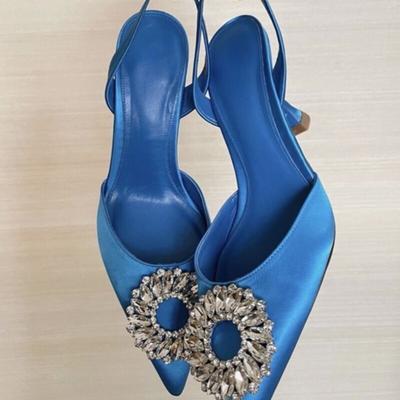 Годовые шелковые атласные туфли на высоком каблуке со стразами. Женские осенне-зимние новые стильные туфли на среднем каблуке с острым носком и неглубоким носком.