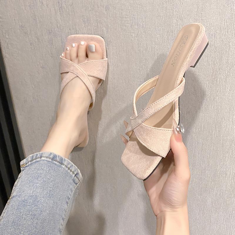 Темпераментная квадратная голова особой формы с крутыми шлепанцами на одной перемычке, женские летние новые шлепанцы для улицы с перекрестными ремешками