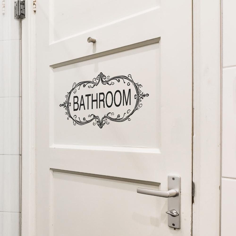 Дверь ванной комнаты с фоновой наклейкой для украшения стены