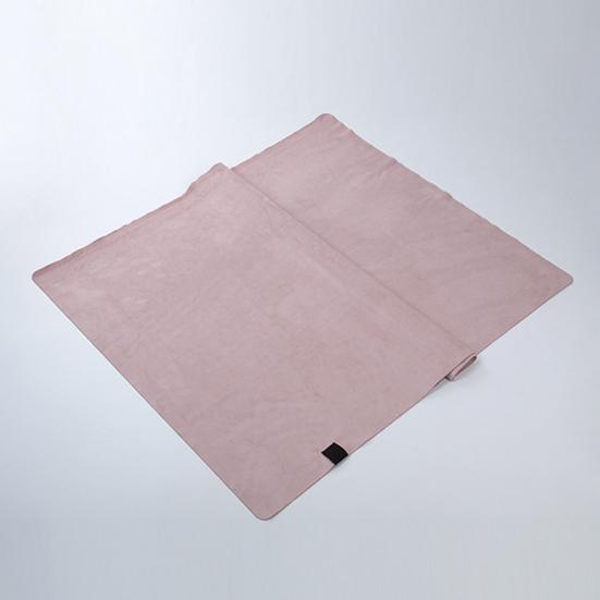 Прочное полотенце для пилатеса, не скатывается, не имеет запаха, не скользит.