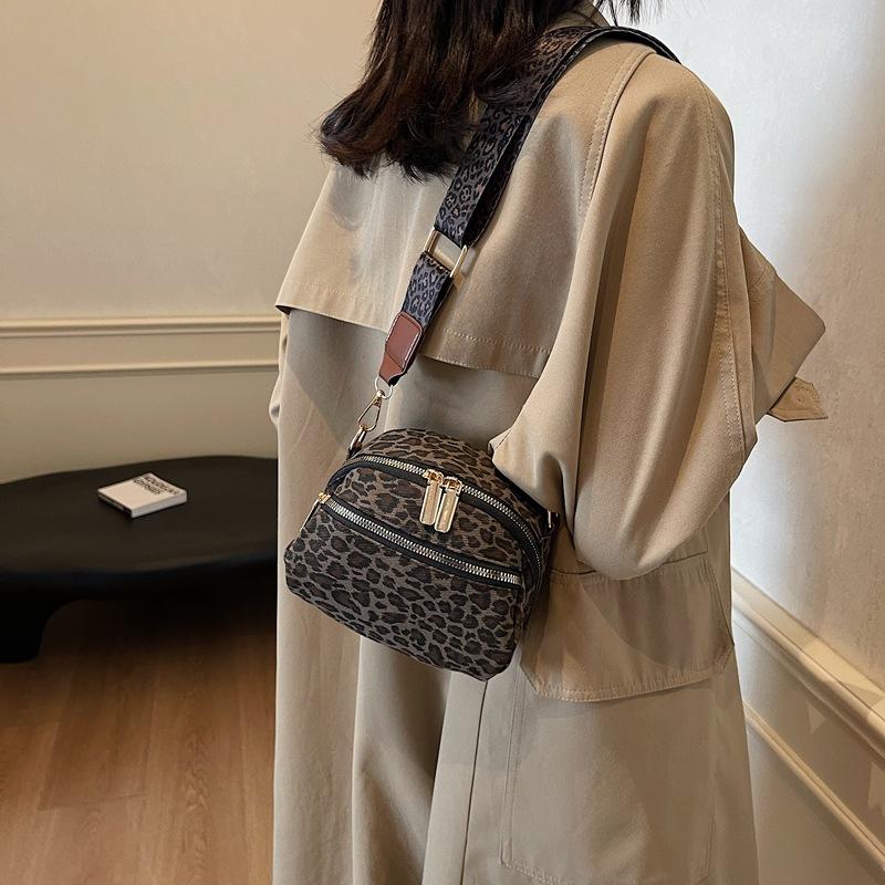 New Classic Fashion Women's Bag Leopard Print Versatile Messenger Bag Commuter Women's Bag Shoulder Bag Diagonal Span Bag Tide