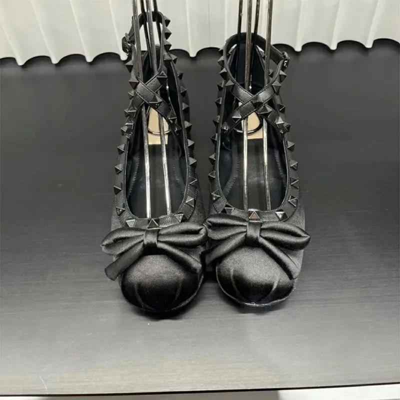 Атласные балетки на заклепках женские 2025 новые с бантом французские одинарные туфли на плоской подошве Мэри Джейн туфли принцессы