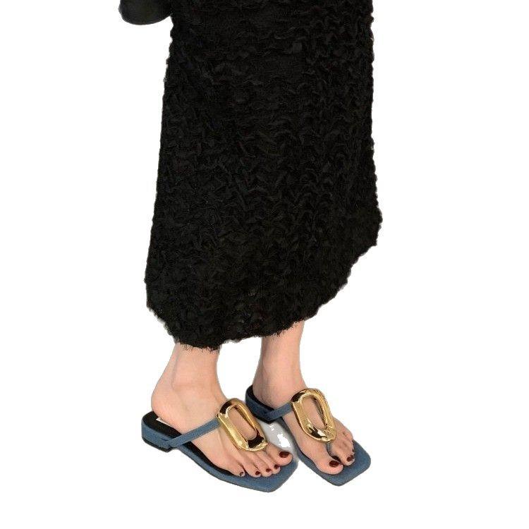 Нишевые металлические квадратные пряжки, тапочки для ног, женская летняя обувь 2025, новые повседневные шлепанцы на плоской подошве с квадратным носком, холодные тапочки