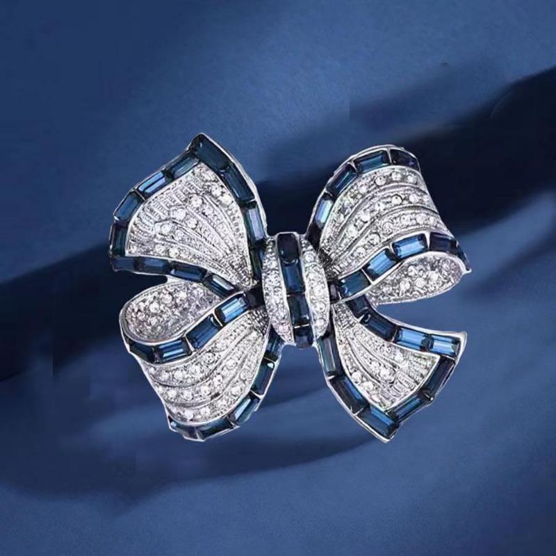 Brooch High-End Sense Niche High-End Women'S Silk Scarf Buckle Alloy Corsage Small Fragrant Wind Pearl Rhinestone High-End
