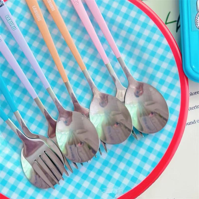 Набор портативной посуды Labubu из двух предметов, мультяшные вилка и ложка из нержавеющей стали, коробка для хранения, студенческий портативный набор столовой посуды