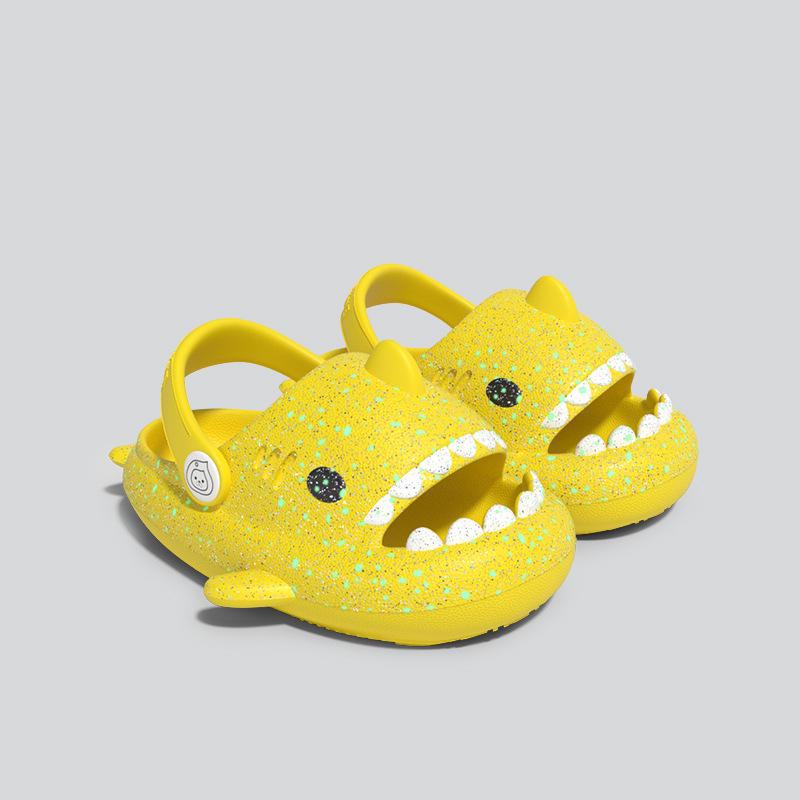 Нескользящие летние сандалии с рисунком акулы для детей - милые тапочки с защитой от столкновений для мальчиков и девочек