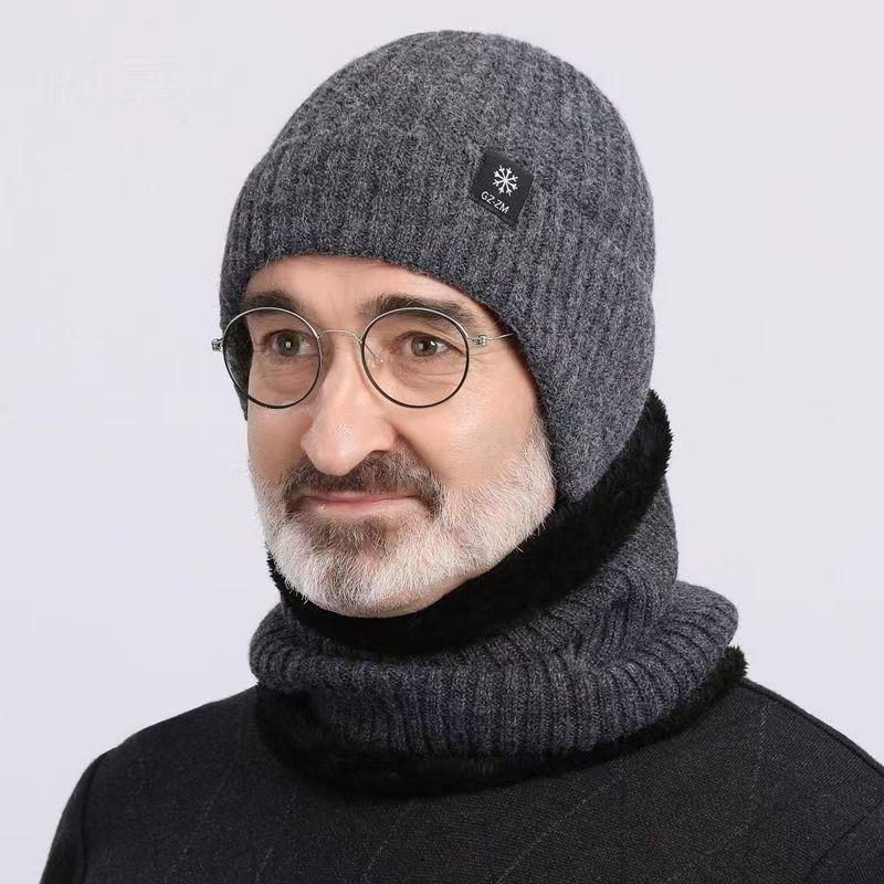 Мягкая вязаная зимняя шапка