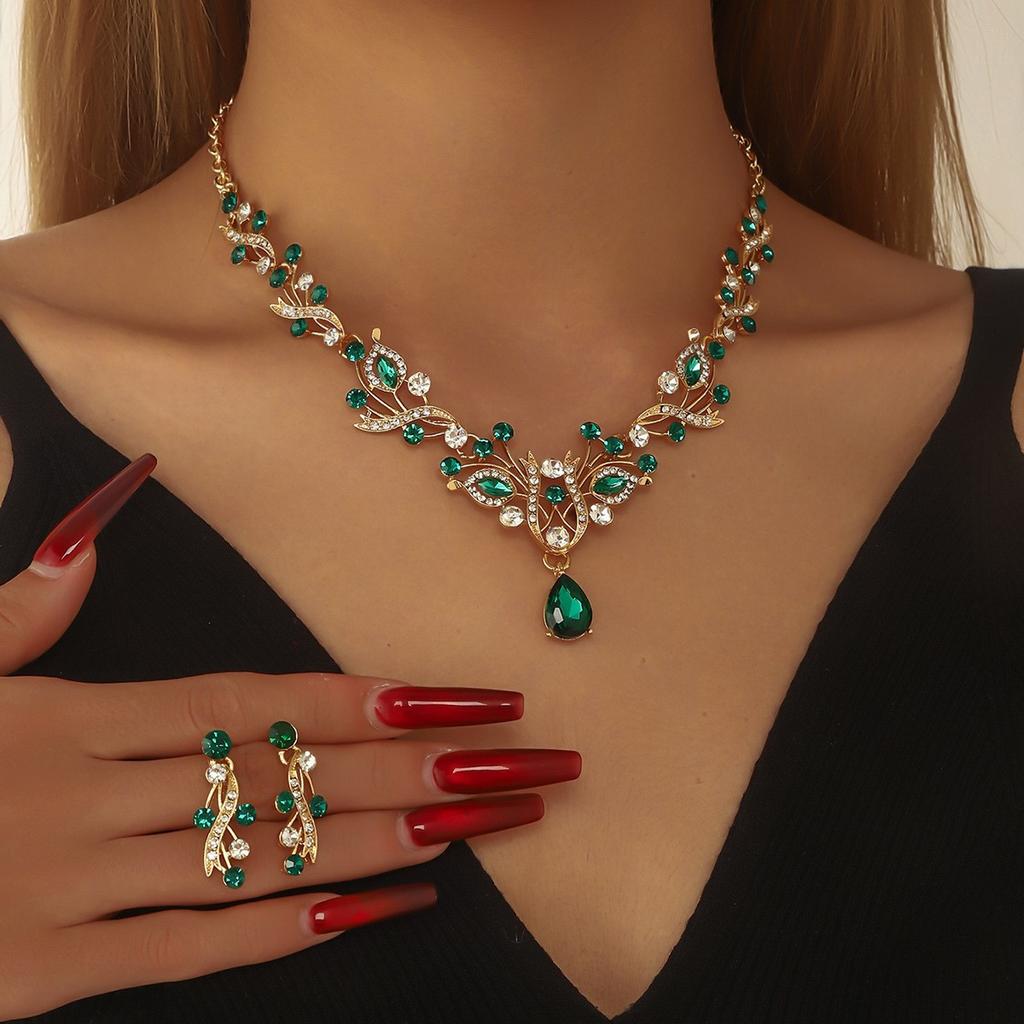 European and American Necklace Earrings Two-piece Set Flower Bride Retro High-end Design Sense