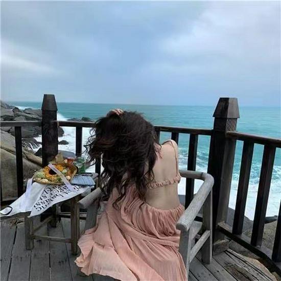 Женское облегающее платье-майка в стиле French Chic с асимметричными вырезами, стройнящее - Идеально для фото на пляжном отдыхе в Санье