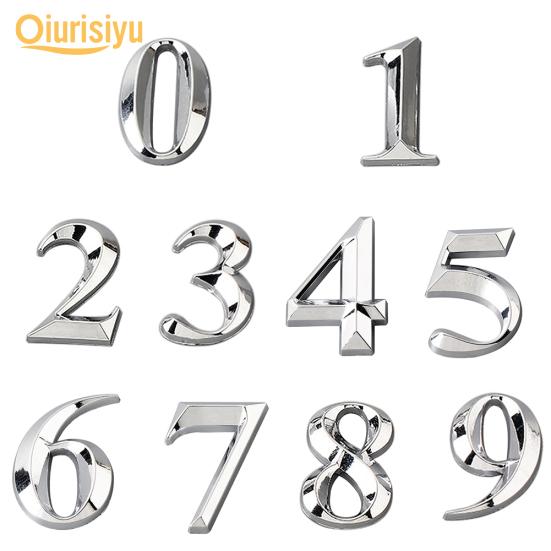 Позолоченная табличка на двери дома, цифра номера адреса