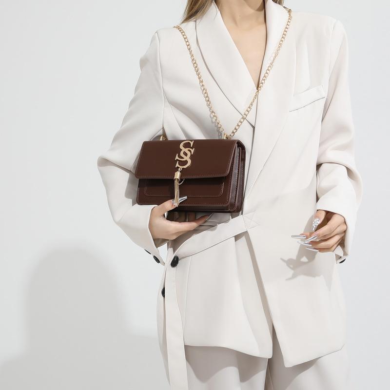 Новая модная тенденция с буквенным принтом и фурнитурой Простая повседневная летняя ретро-повседневная сумка через плечо с цепочкой для женщин