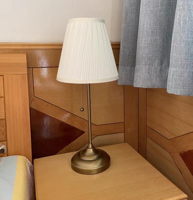 Vintage Exquisite Metal Table Lamp E27 Lamp Base Ins Simple Pleated Standing Lamp Bedroom Sofa Study Table Lamp Gold/Silver