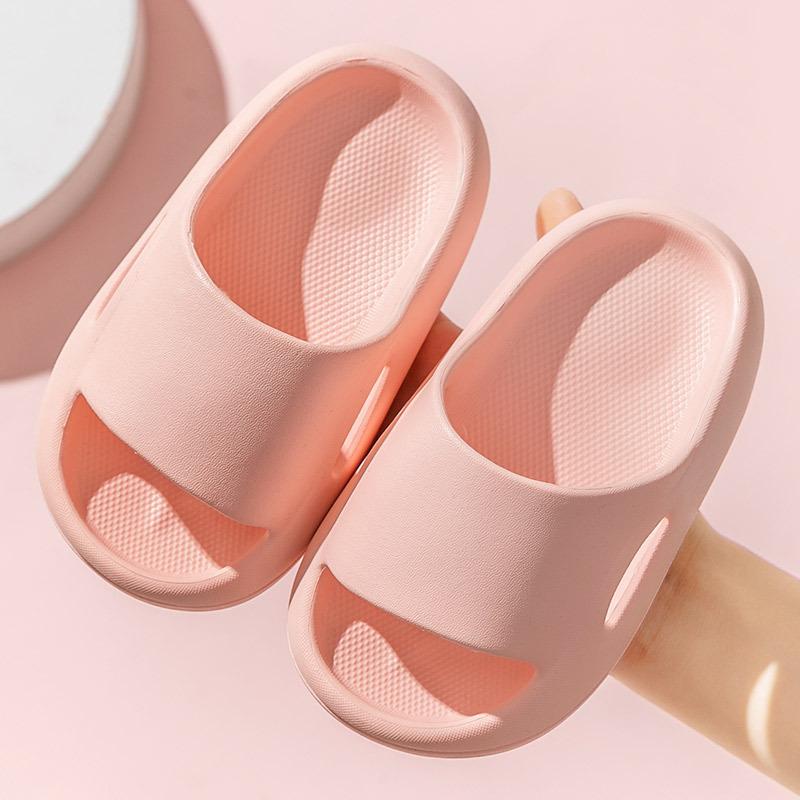 Детские тапочки, летние домашние повседневные домашние и уличные домашние тапочки для ванной комнаты, противоскользящие сандалии на мягкой подошве для мужчин и девочек, сандалии для средней школы