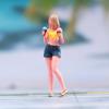 Фигурка девушки 1/64, коротковолосая, с мороженым, для декора макетов, диорам, коллекций, миниатюрная