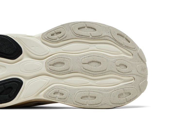 New Balance Fresh Foam X More v5 Белый Морская Соль Светло-Золотой Металлик (W