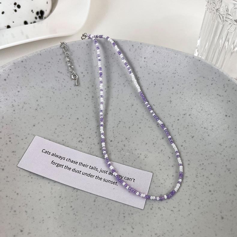 Новое ожерелье из рисовых бусин конфетного цвета милое и милое, а молодые девушки носят летние колье-колье.