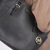 Michael Kors Mk Charlotte Винтажная Однотонная Сумка-тоут Большой Вместимости с Подвеской-логотипом для Поездок на Работу и Покупок Женская тоут Черная 35T0GCFT7L-BLACK