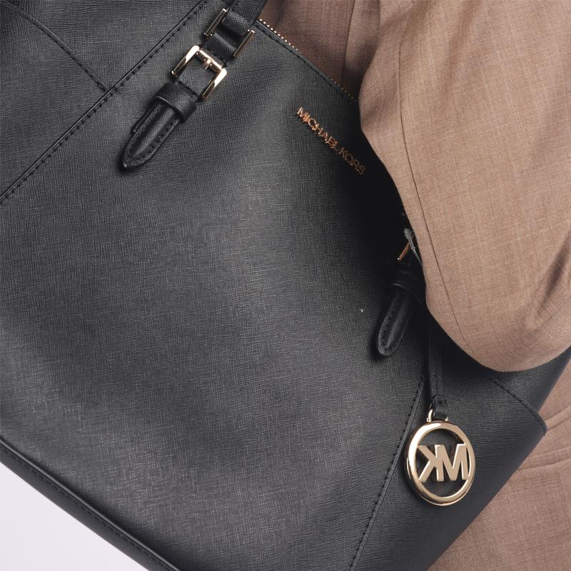 Michael Kors Mk Charlotte Винтажная Однотонная Сумка-тоут Большой Вместимости с Подвеской-логотипом для Поездок на Работу и Покупок Женская тоут Черная 35T0GCFT7L-BLACK