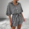 Летний женский комбинезон в полоску контрастного цвета со шнуровкой и эластичным поясом, цельный комбинезон с короткими рукавами и отложным воротником, полуоднобортный короткий комбинезон