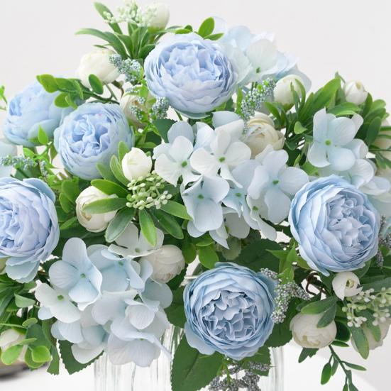 Полезное растение в горшке, имитирующее легкий вес и легкий уход.