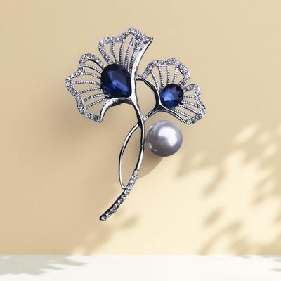 Роскошная брошь в виде кленового листа с голубым жемчугом и бриллиантовыми акцентами