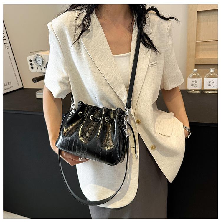 Мягкая кожаная однотонная сумка-тоут с открытым ртом на одно плечо, маленькая женская сумка через плечо 2024 года, новинка высокого класса