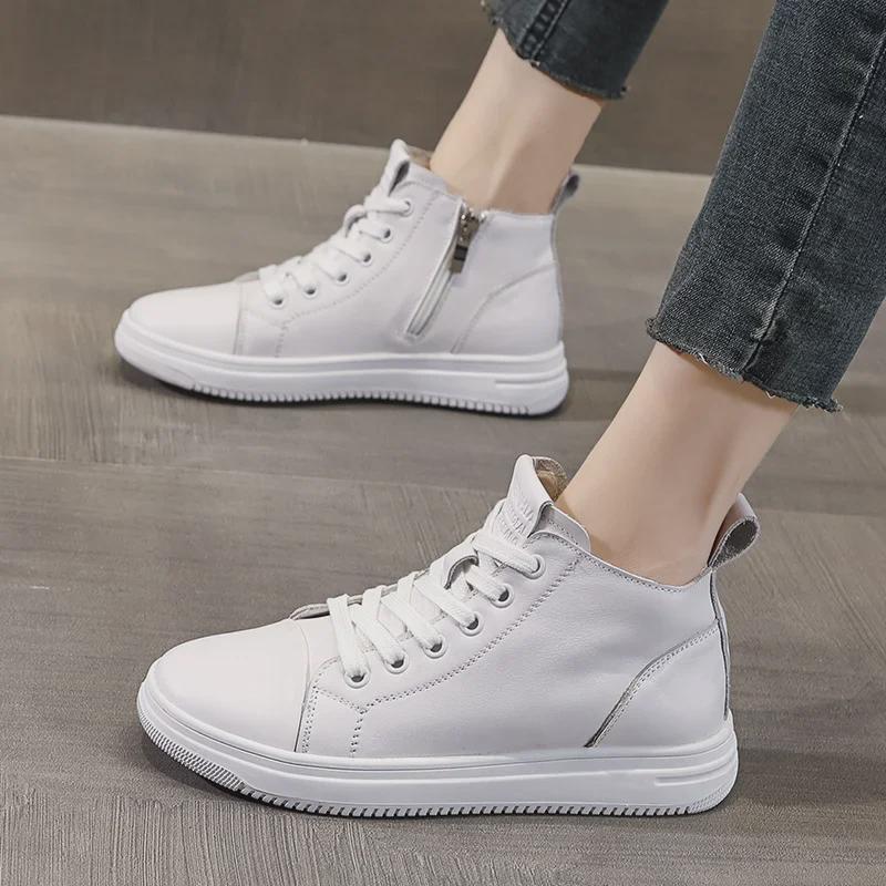 Осенние женские высокие кеды из натуральной кожи 2025 года — модная повседневная обувь белого цвета.