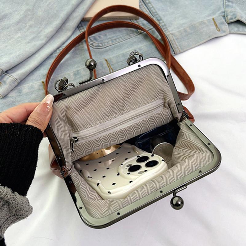 Винтажная мини-сумка кроссбоди на плечо из бежевой искусственной кожи с золотой пряжкой