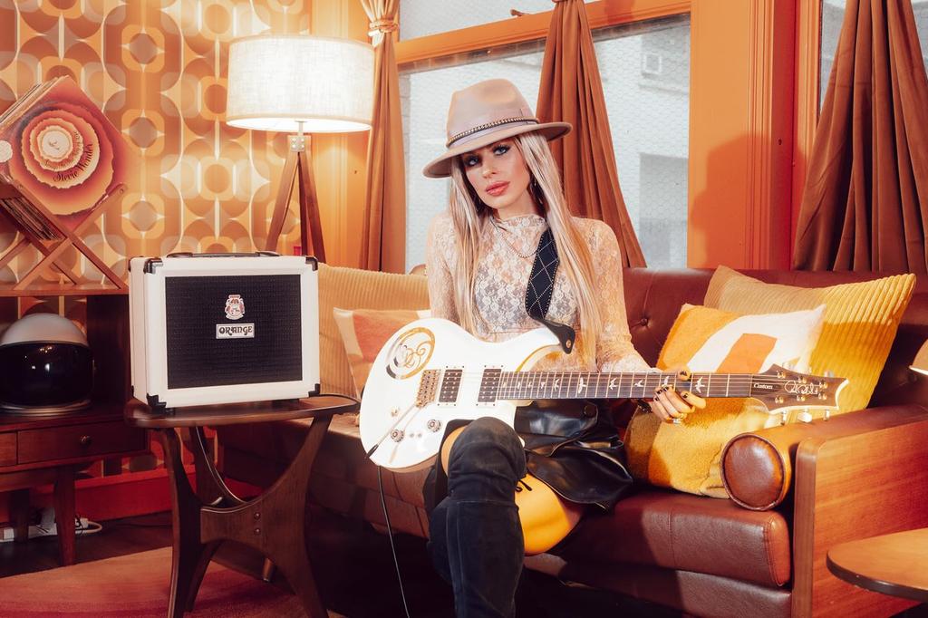 Orange Crush 20RT Orianthi Limited Edition Limited Edition 20 Ватт белого цвета,