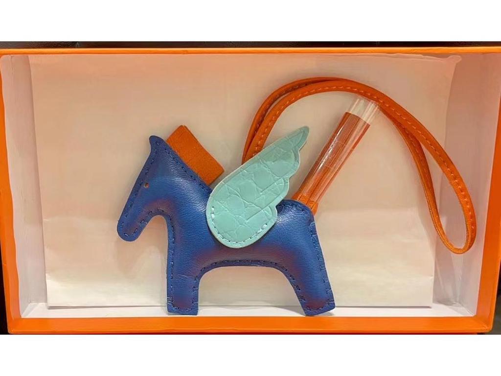 Подвеска для сумки-лошадки из натуральной кожи с отделкой из овчины и крокодила, сшитой вручную