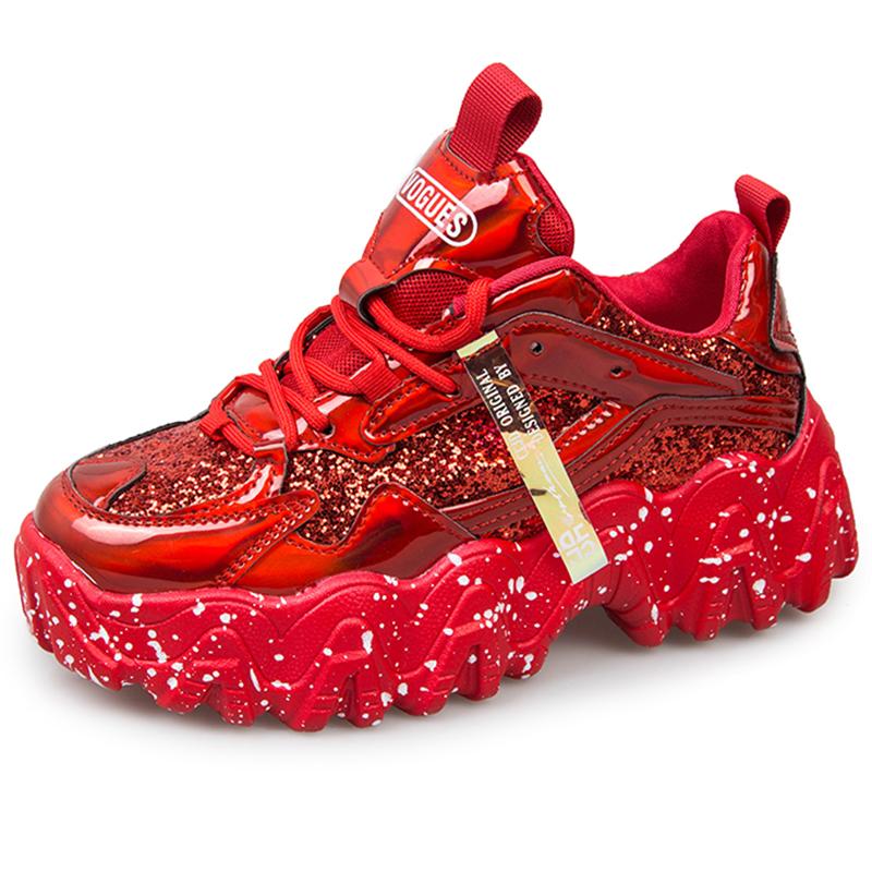 Женская обувь. Светоотражающие массивные кроссовки. Женская модная блестящая вулканизированная обувь. Женские дизайнерские кроссовки на платформе.