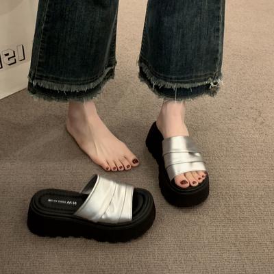 Босоножки женские маленькие человек показывает рост 2025 новые супер огонь красивые сандалии серебряные тапочки морское побережье пляж женская юбка