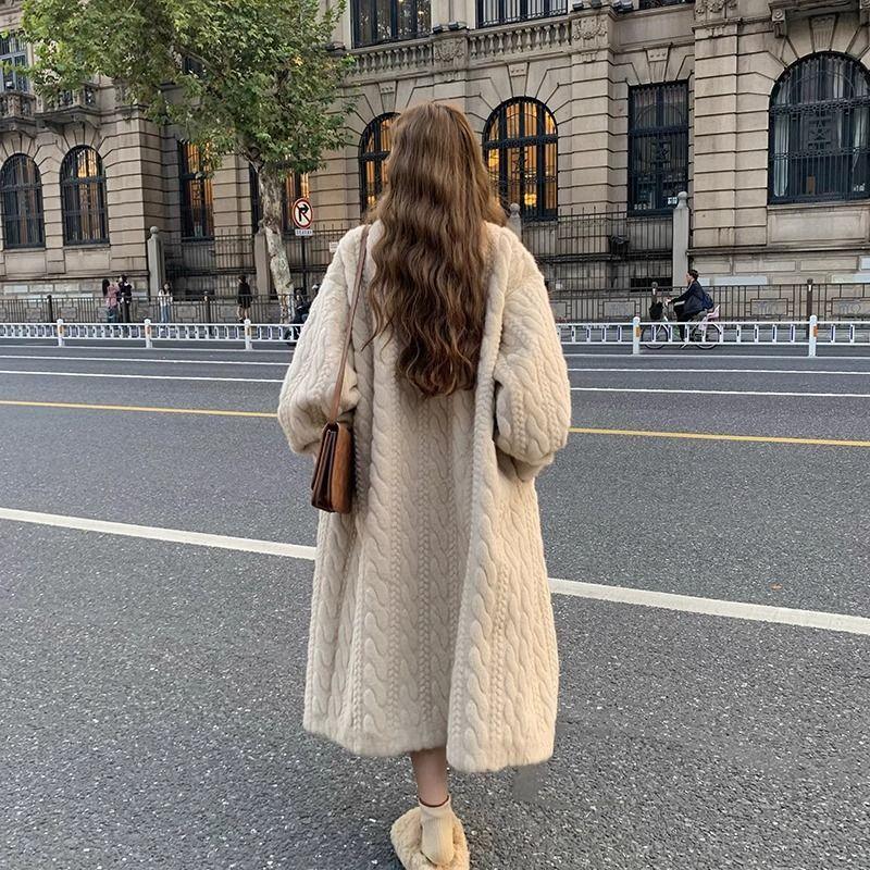Элегантное зимнее пальто на теплой подкладке из утолщенного меха