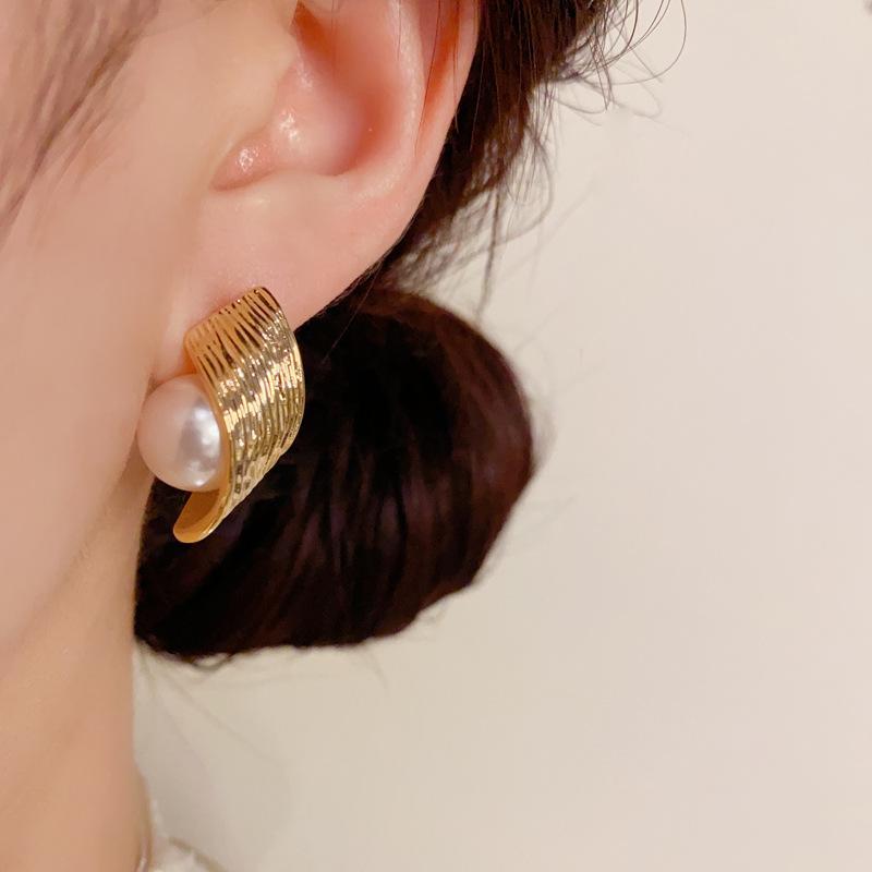 Серьги из металла с жемчугом в стиле легкой роскоши, модные, с индивидуальностью, нишевые, с простым дизайном, для женщин