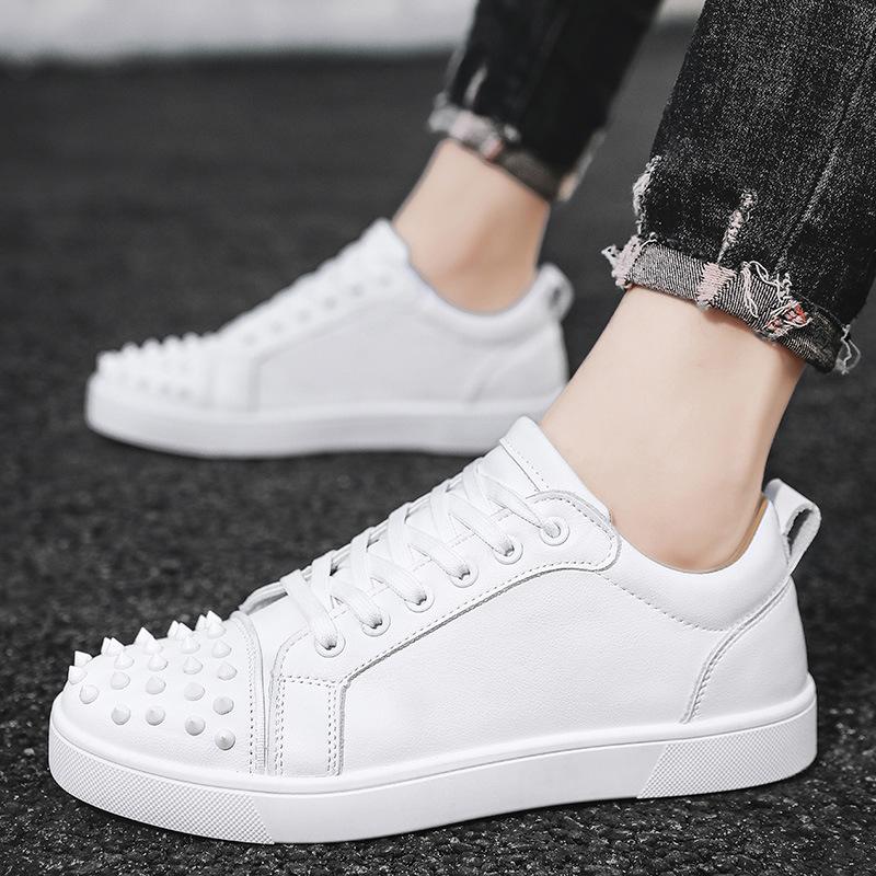 Осень новые туфли из микрофибры с заклепками на плоской подошве, белые, модные, с индивидуальностью, универсальные, низкие, повседневные, кеды, мужская обувь