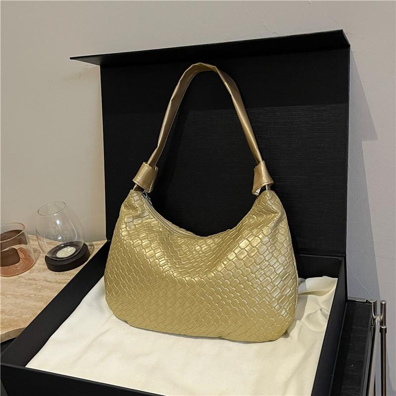 Casual Retro Solid Color Large Capacity New Fashion Woven Pattern Commuting Crescent Armpit Shoulder Bag
