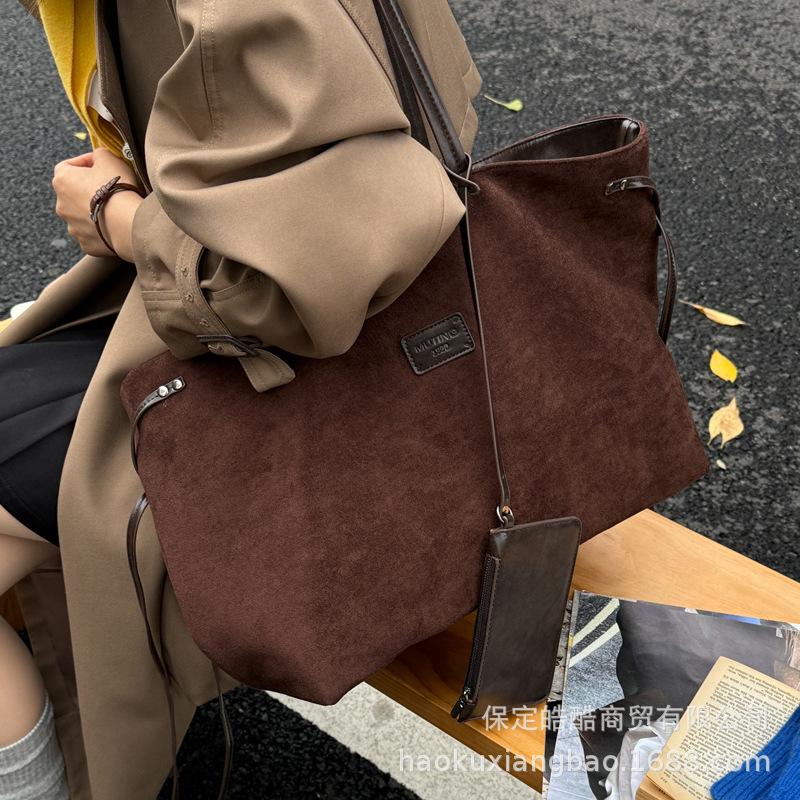 Замшевая сумка женская большой вместимости 2025 новая осенне-зимняя матовая ретро сумка через плечо сумка-тоут для поездок на работу