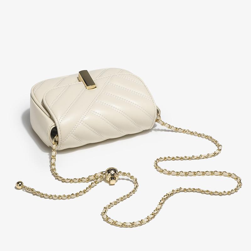 A Versatile White Single-shoulder Crossbody Bag for Students In Summer and A Niche Black Textured Chain Women's Bag