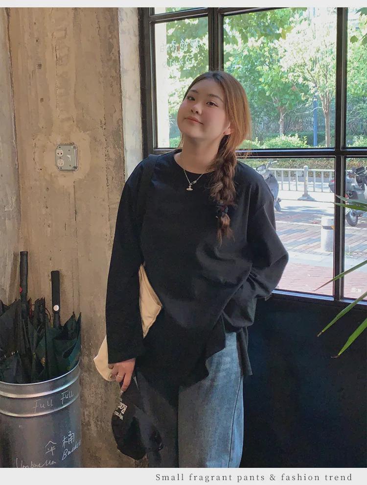 Женская футболка свободного покроя из хлопка белого цвета с длинными рукавами и разрезом по низу - осенний свободный крой