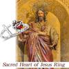 Красиво выполненное разомкнутое кольцо с изображением Святейшего Сердца Иисуса, украшенное креативным терновым красным сердцем из искусственного кристалла.